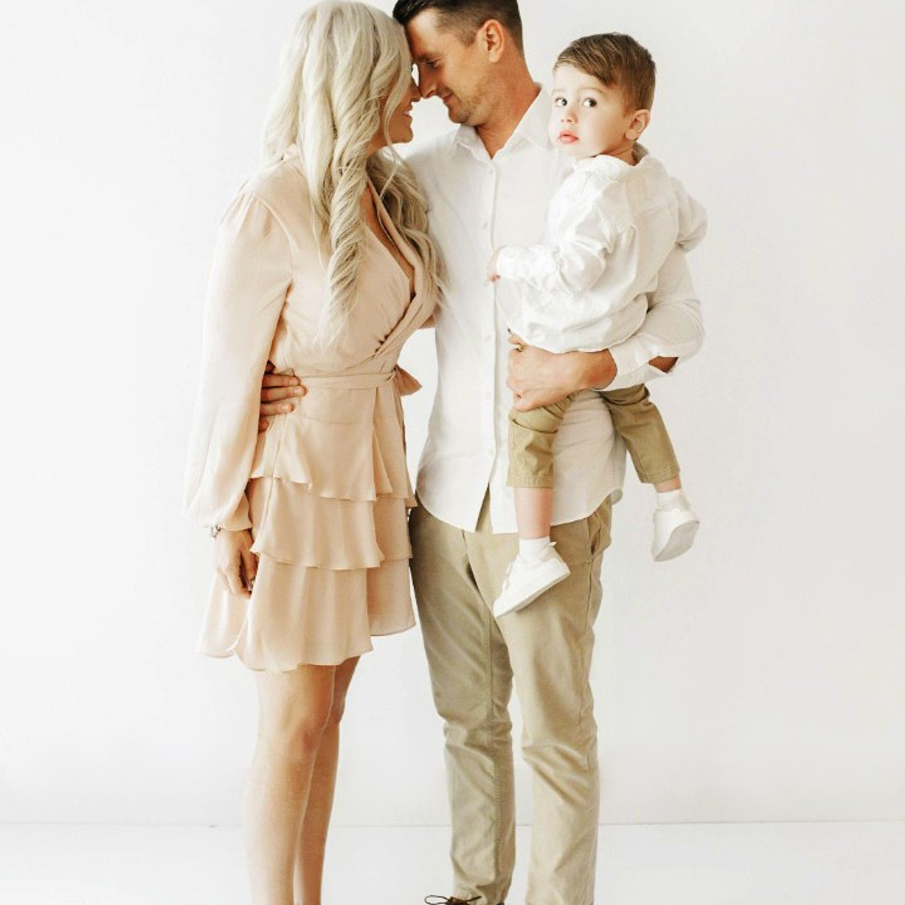 Фотосессия семьи с ребенком на белом фоне