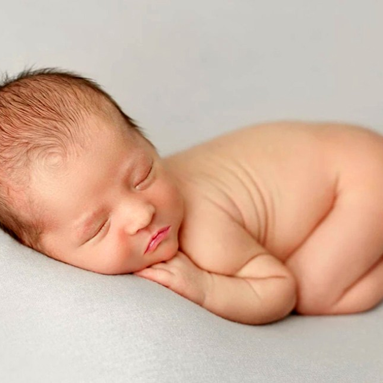 Фотосессия новорожденных в Москве дома и в студии от фотографа новорожденных. Фотосессия в студии в Москве от профессионального фотографа услуги по доступным ценам