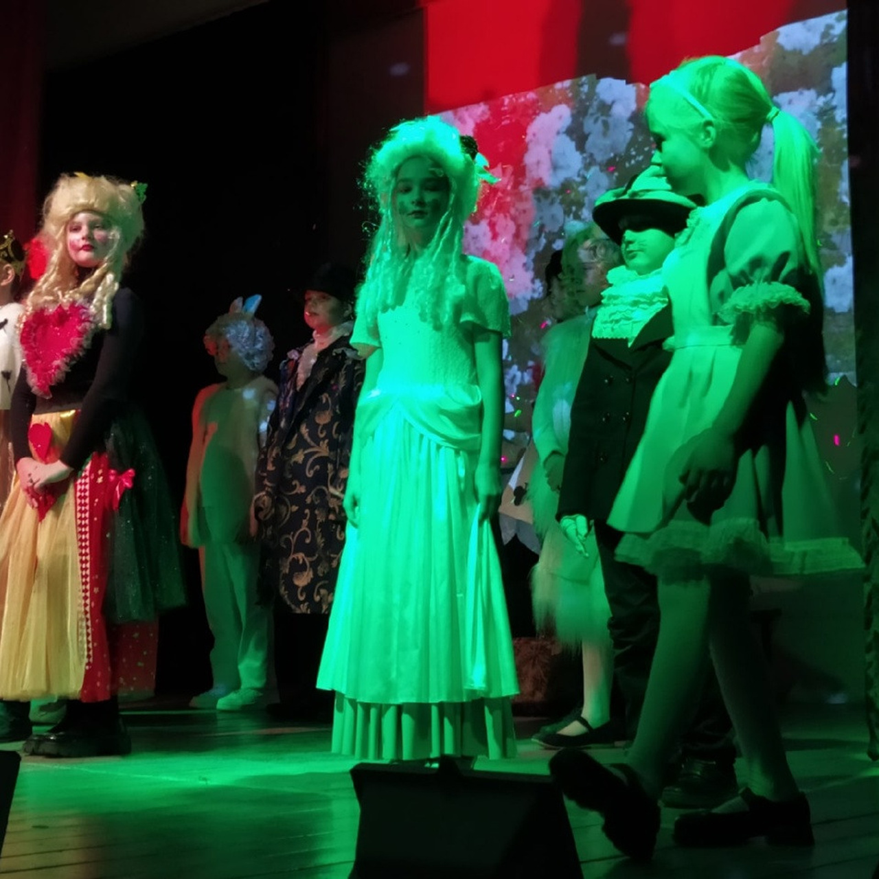 Алиса в стране чудес