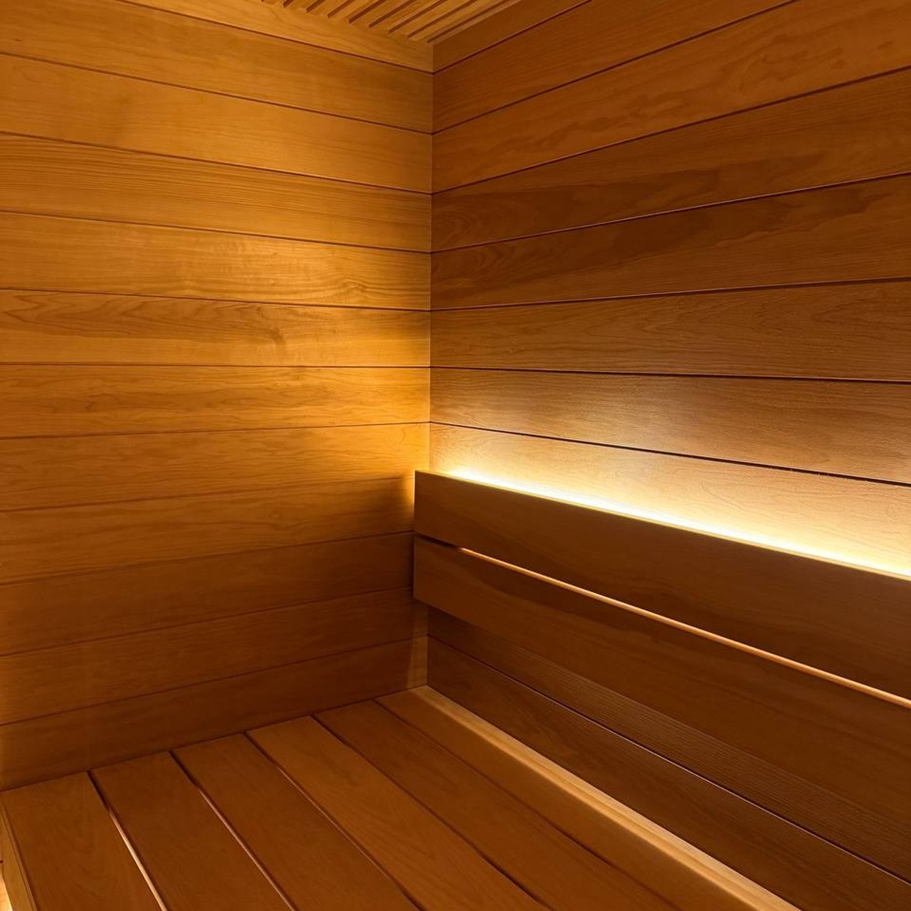 потолок из глубокой рейки в сауне