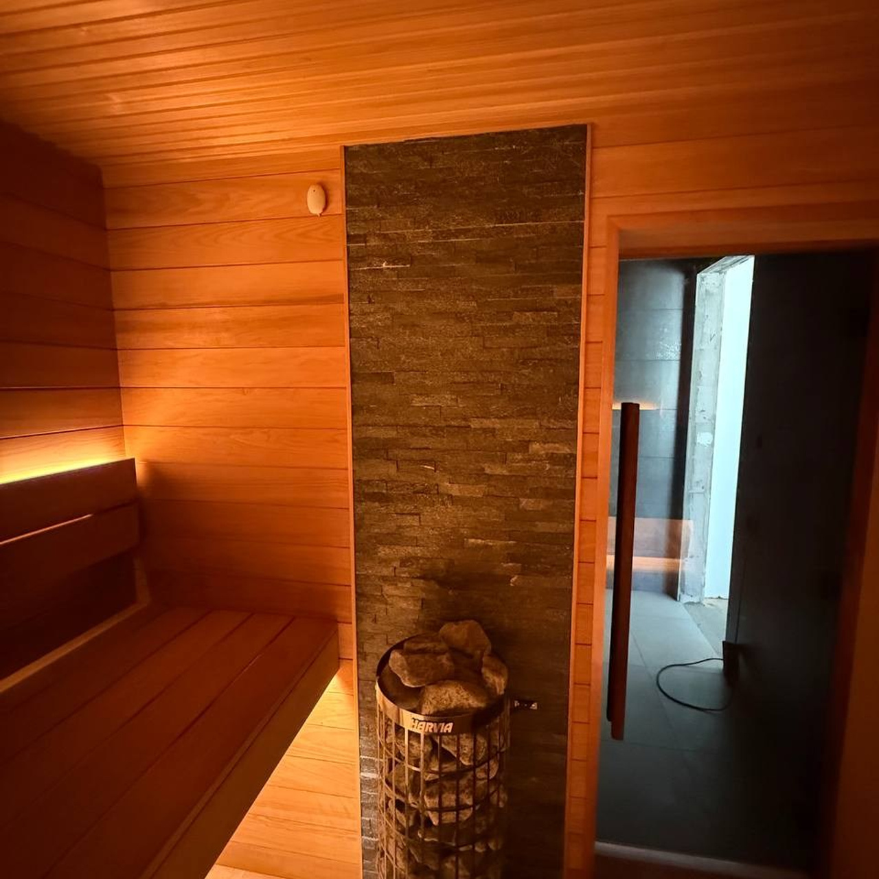 минималистичная сауна из термоосины