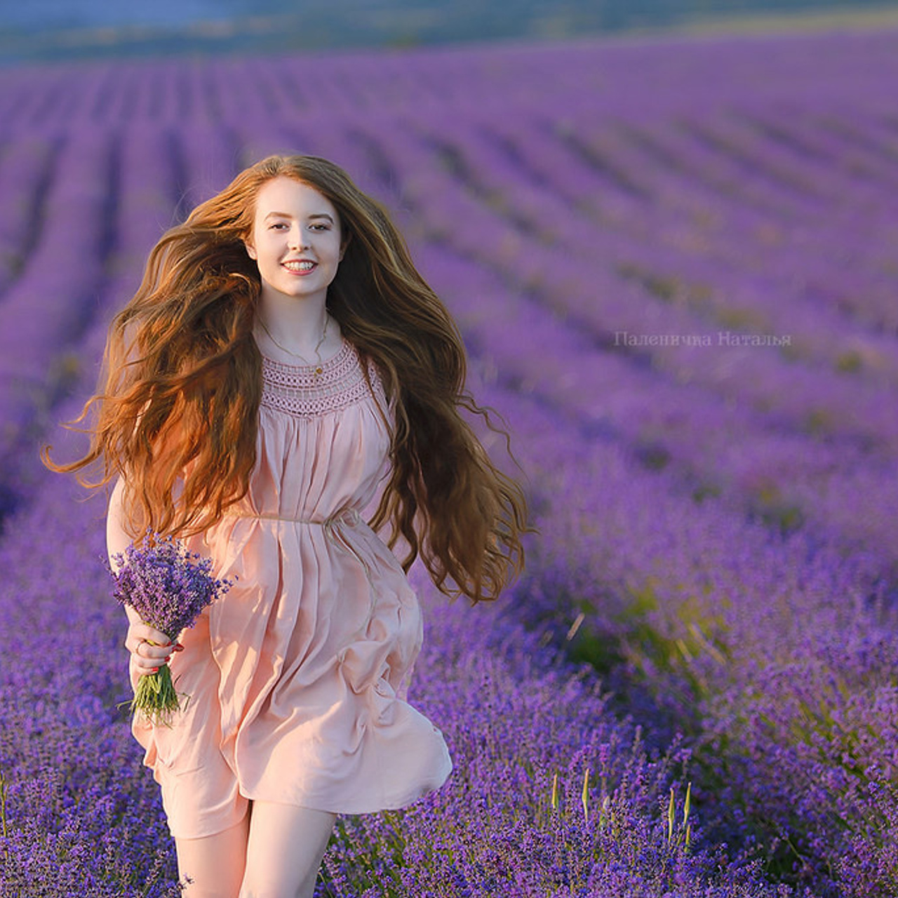 Женская фотосессия в цветущей лаванде в Крыму, в Тургеневке