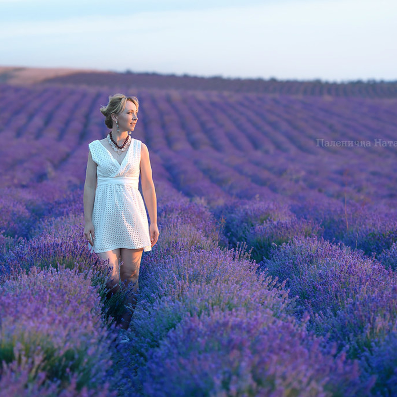 Фотограф в Бахчисарае для фотосессии в лавандовом поле. Женская фотосессия
