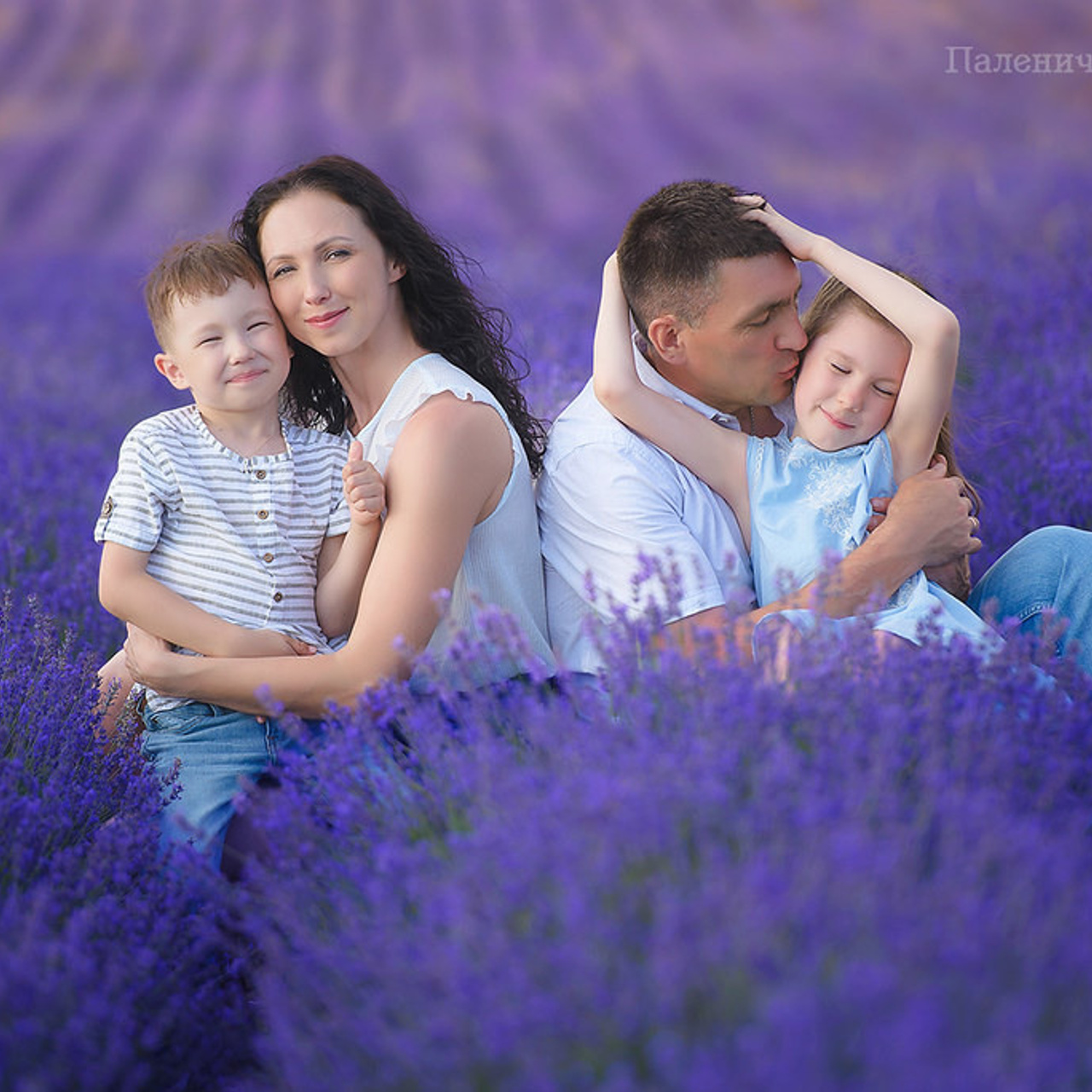 Семья в поле лаванды в Крымском Провансе. Село Тургеневка