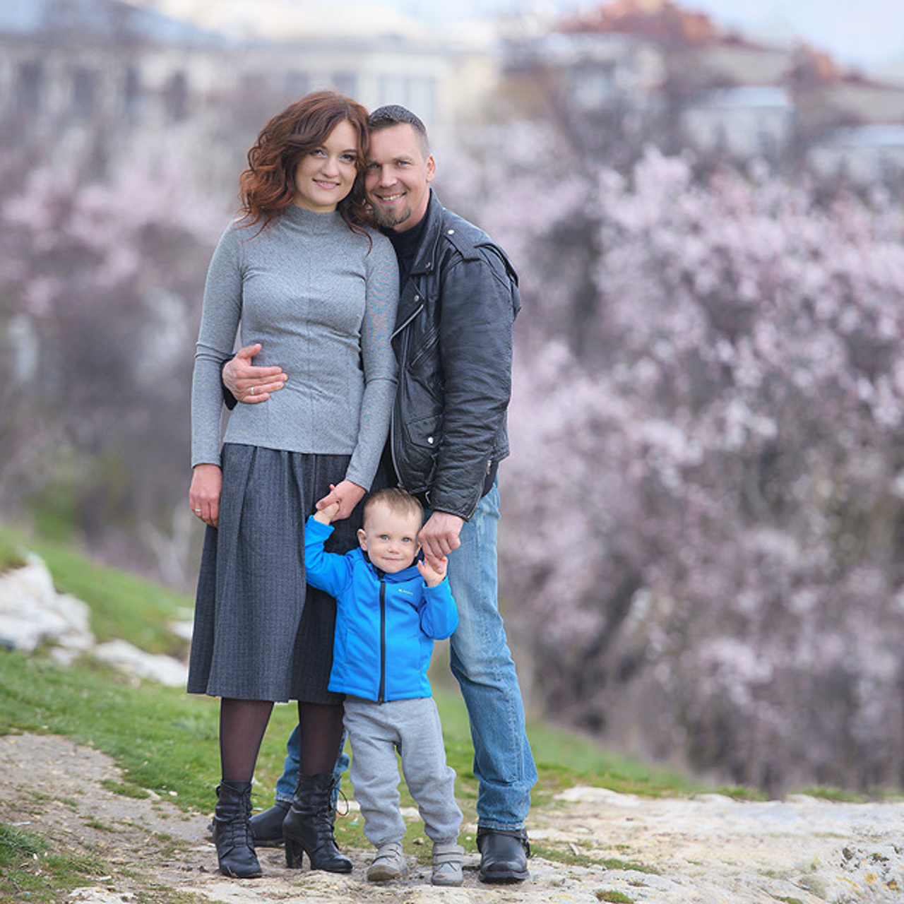 Семейная фотосессия в Севастополе в цветущем саду