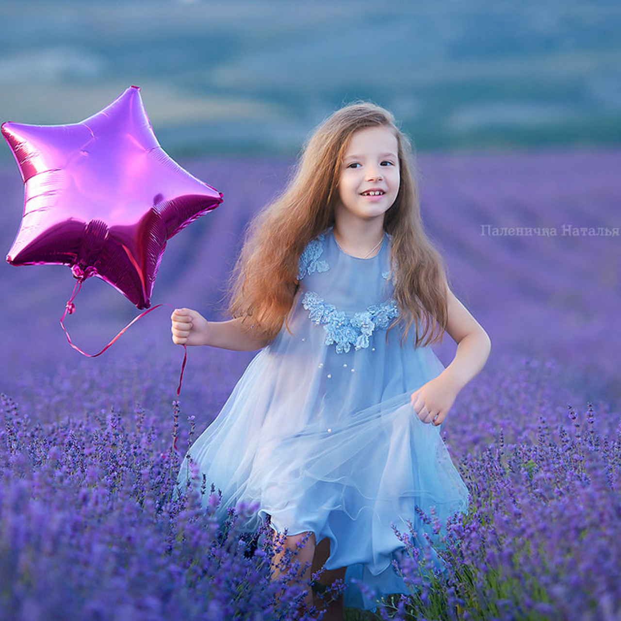 девочка бежит в лавандовом поле в Крыму