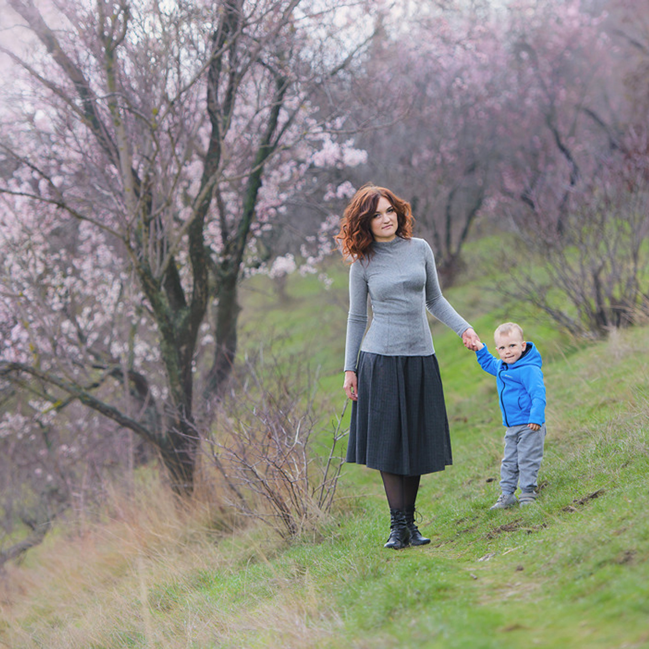 Семейный фотограф. Фотосессия в цветущих садах