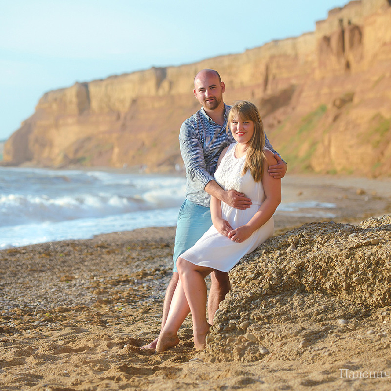 Фотосессия для двоих в Севастополе на диком пляже.