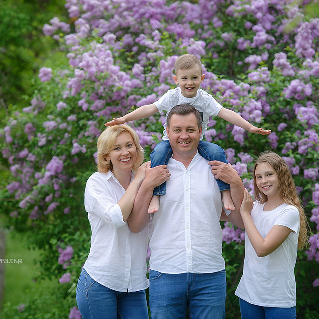 Семейный фотограф Севастополь, фотосессия в цветущих садах