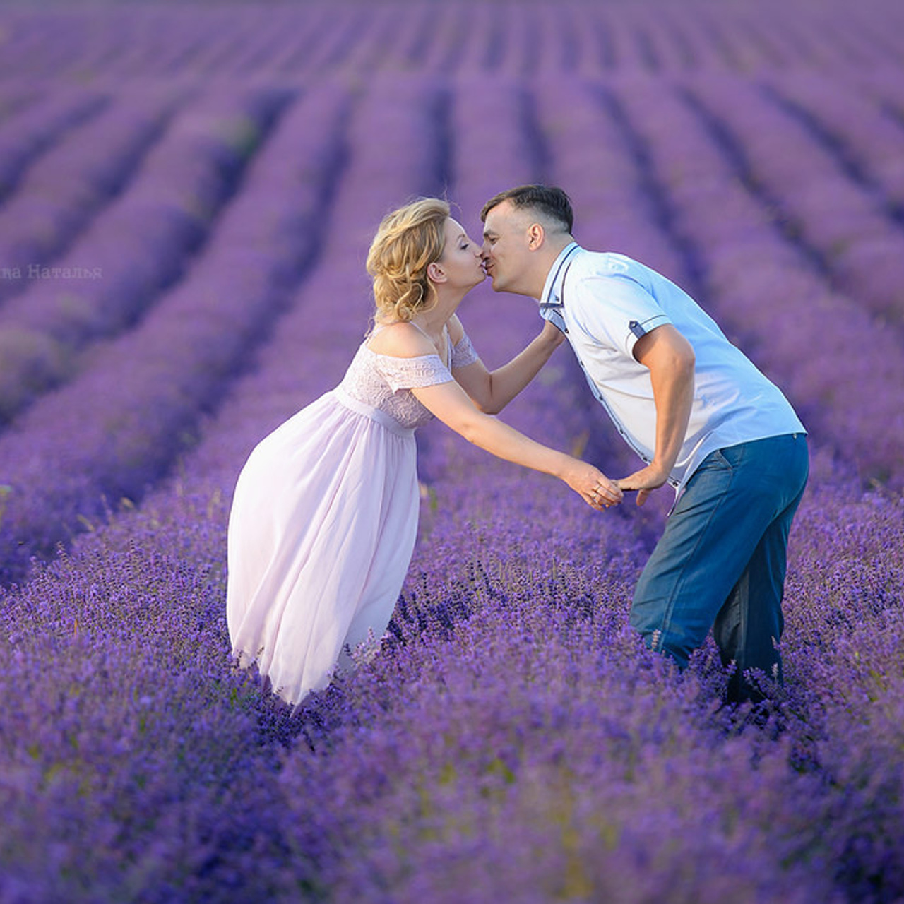 Свадебная фотосессия в поле лаванды
