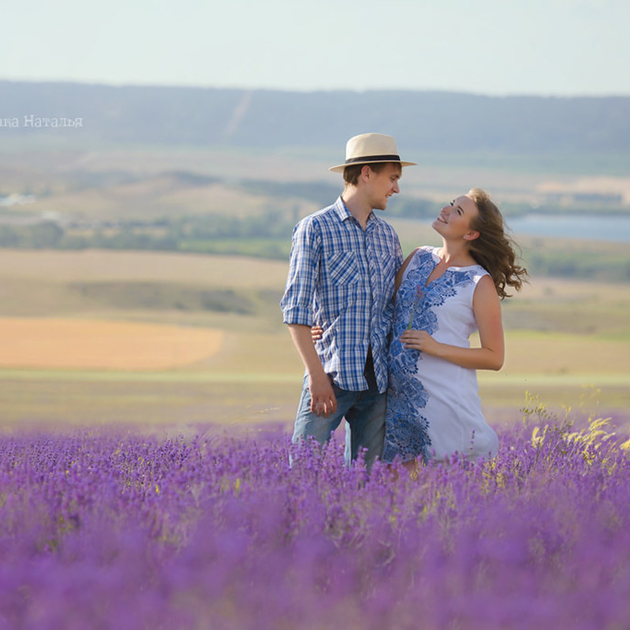 Фотосессия в ожидании в лаванде в Крыму
