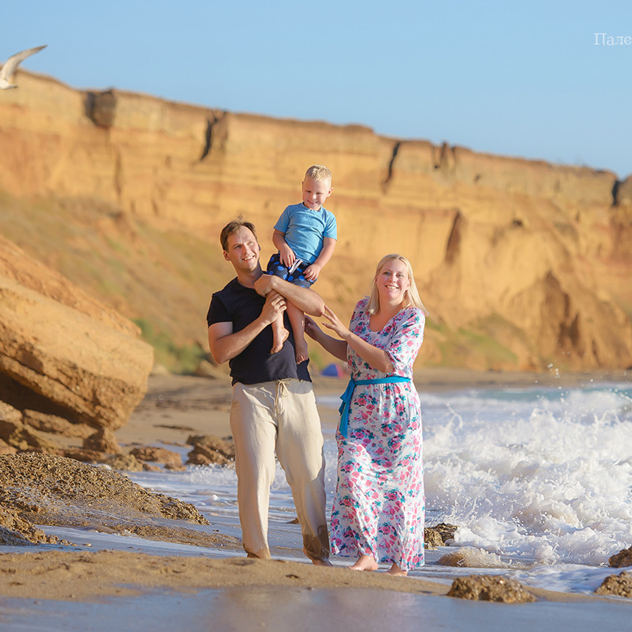 Семейный фотограф в Севастополе. Фотосессия с детьми на пляже у воды