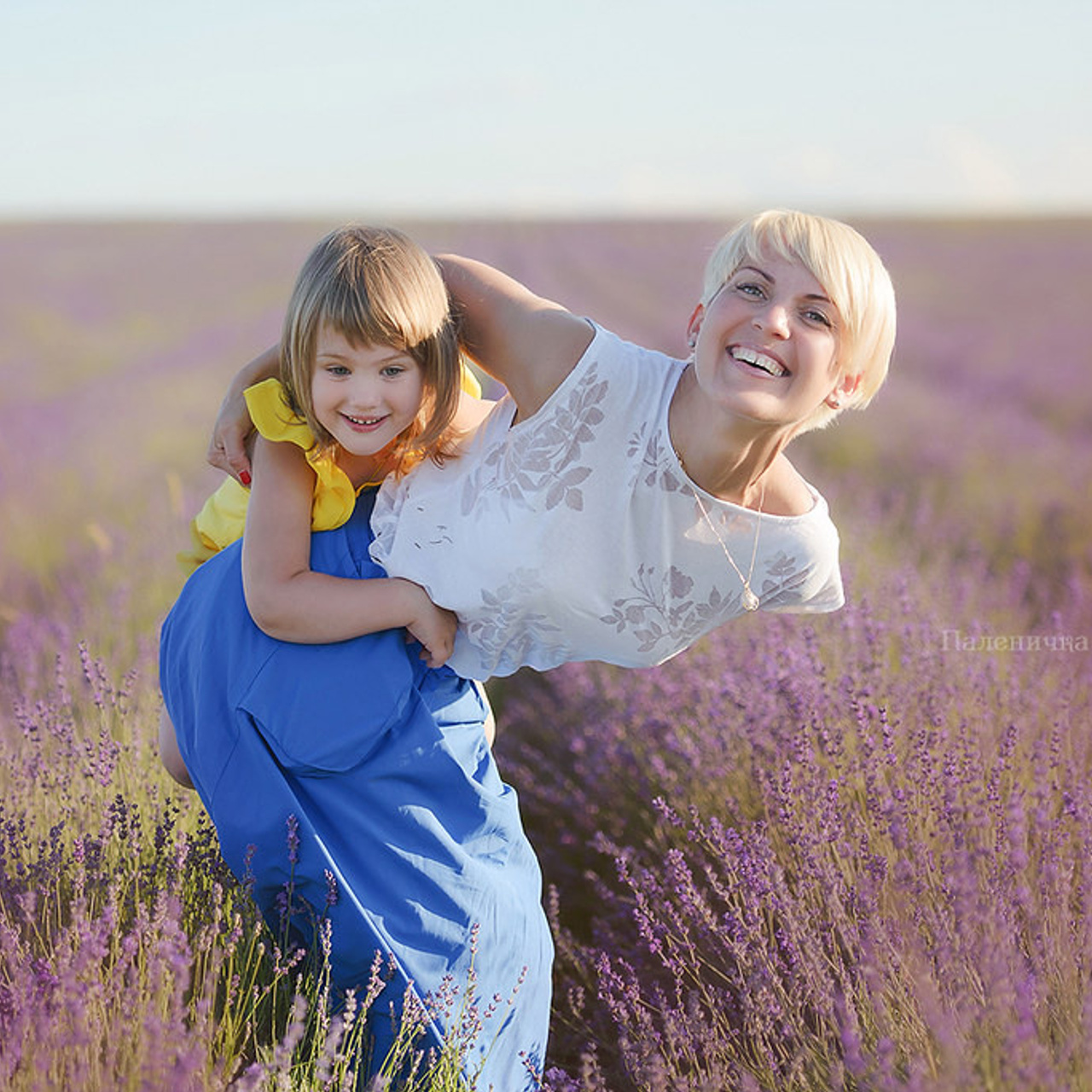 Лавандовое поле в Крыму для фотосессии. Фотограф для семейной фотосъемки