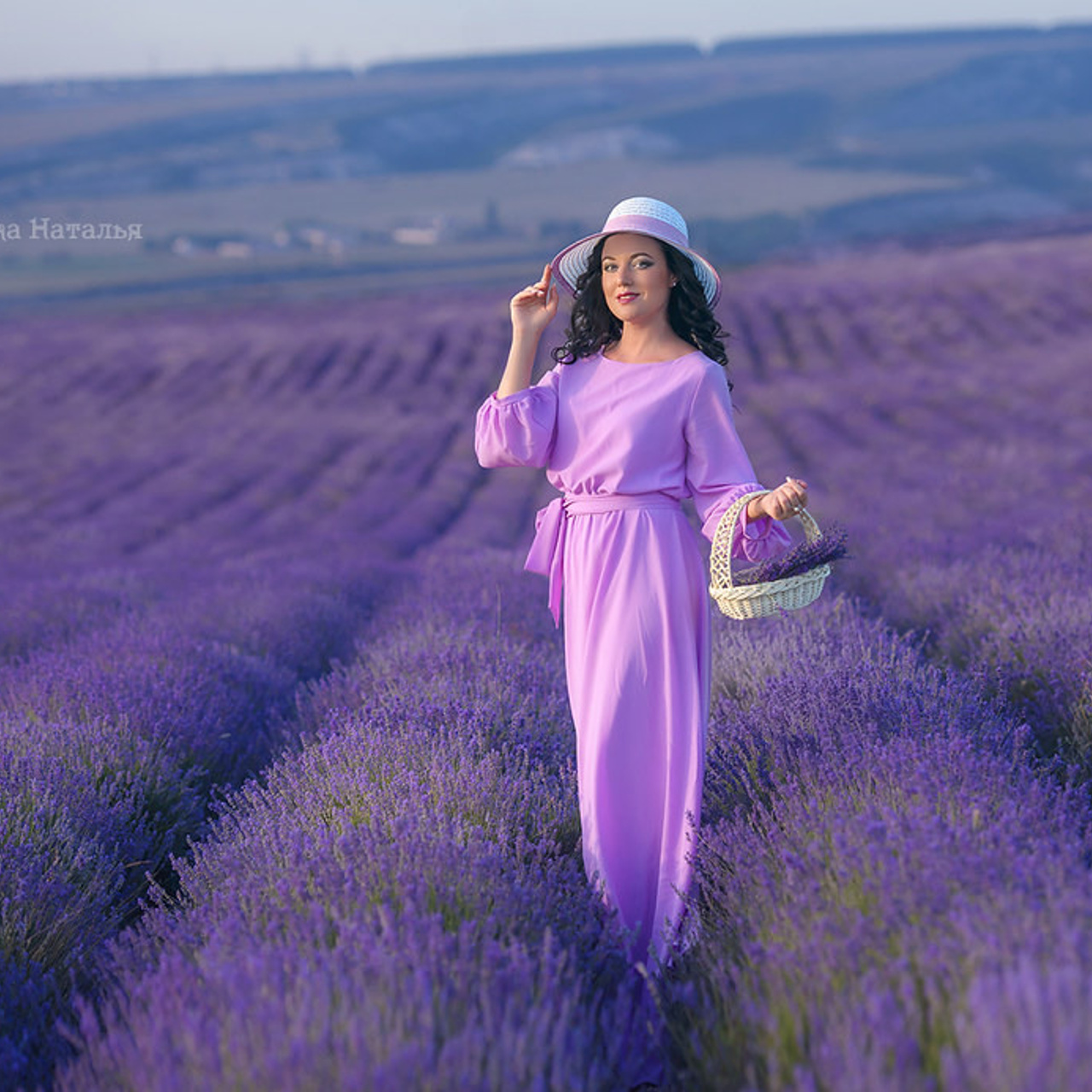 Фотограф в Бахчисарае для фотосессии в лавандовом поле для девушки