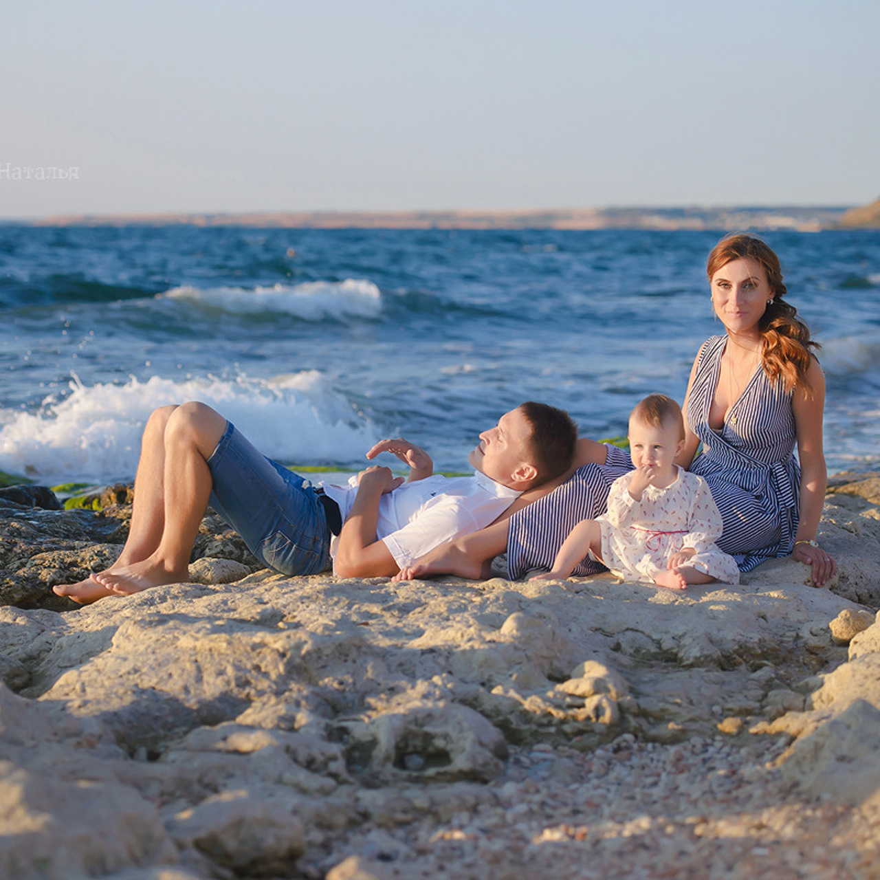 Семейный фотограф Севастополь. Фотосессия на пляже у воды, на Херсонесе