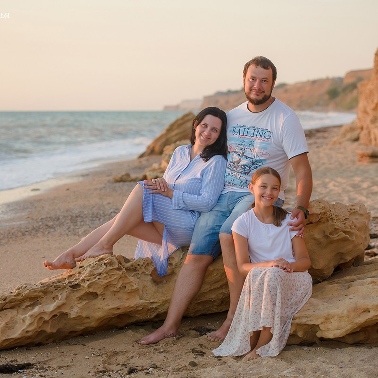 Фотосессия у моря в Севастополе.  Семейный портрет на закате