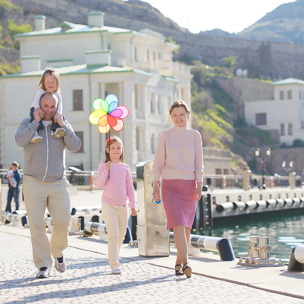 Семейный фотограф Севастополь. Фотосессия в Балаклаве на набережной