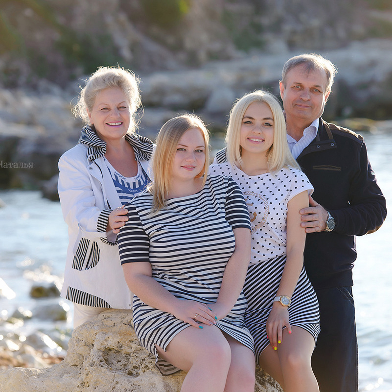 Семейный фотограф в Севастополе. Фотосессия на Херсонесе на берегу у воды