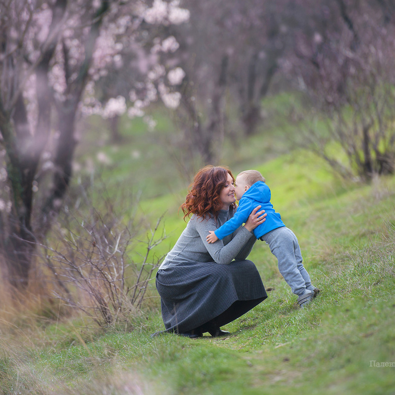 Семейный фотограф в Севастополе. Фотосессия с цветущем весеннем саду
