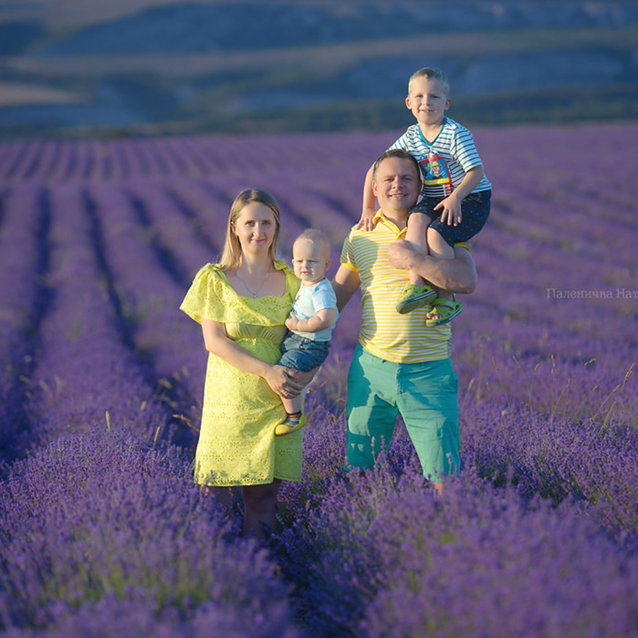 Фотограф в Бахчисарае для фотосессии в лавандовом поле. Семейная фотосессия