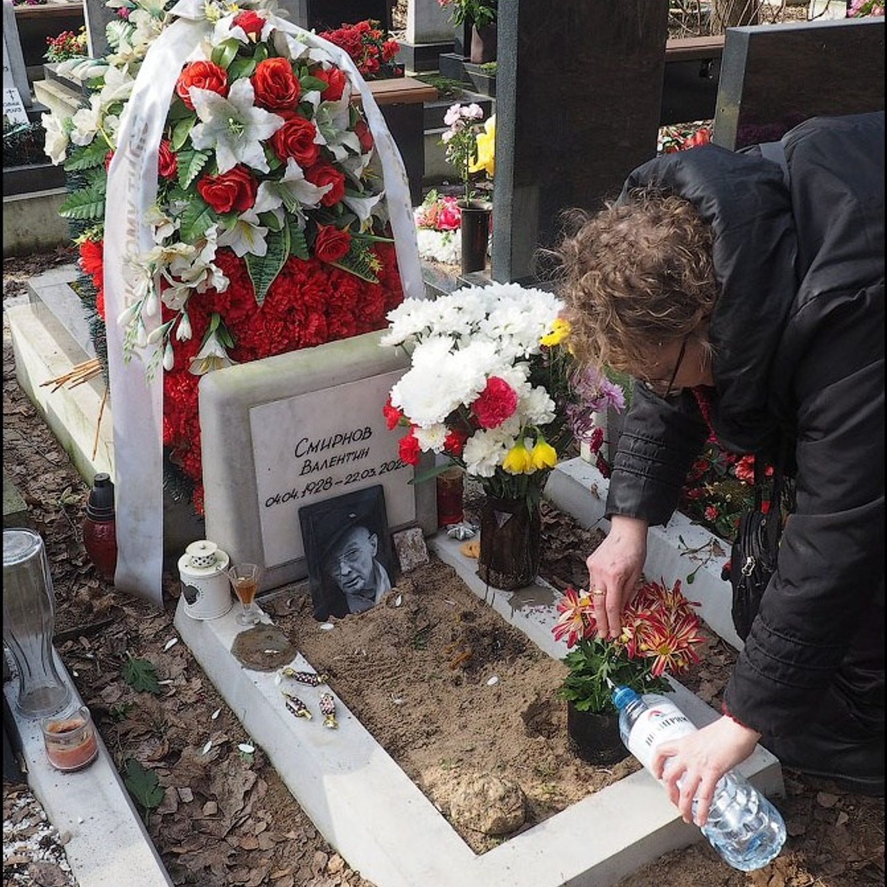 У могилы Валентина Самарина