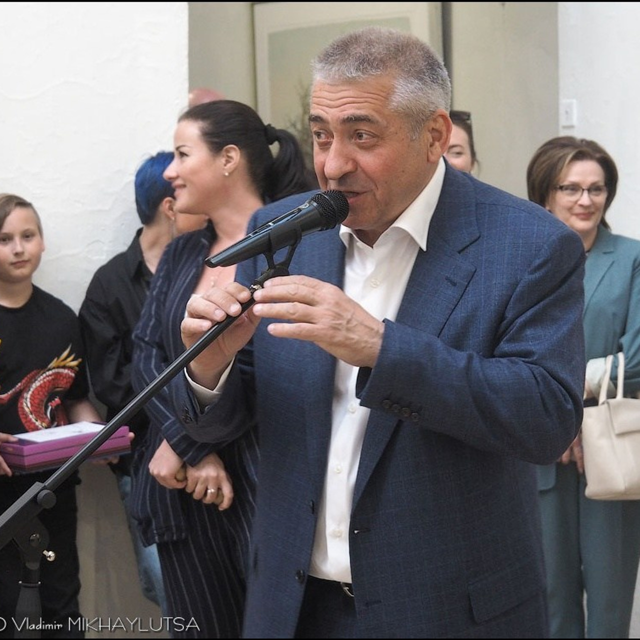 Латиф Казбеков «БУМАЖНЫЕ МИРЫ»