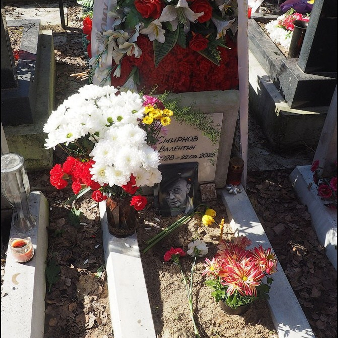 У могилы Валентина Самарина