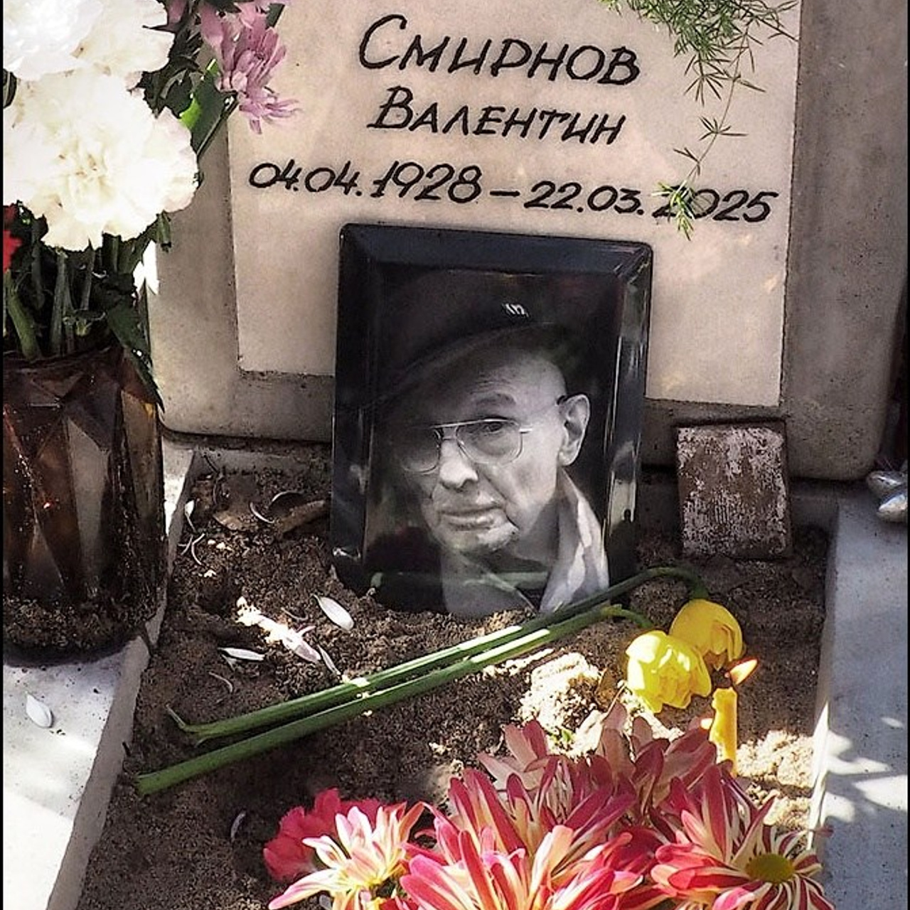 У могилы Валентина Самарина