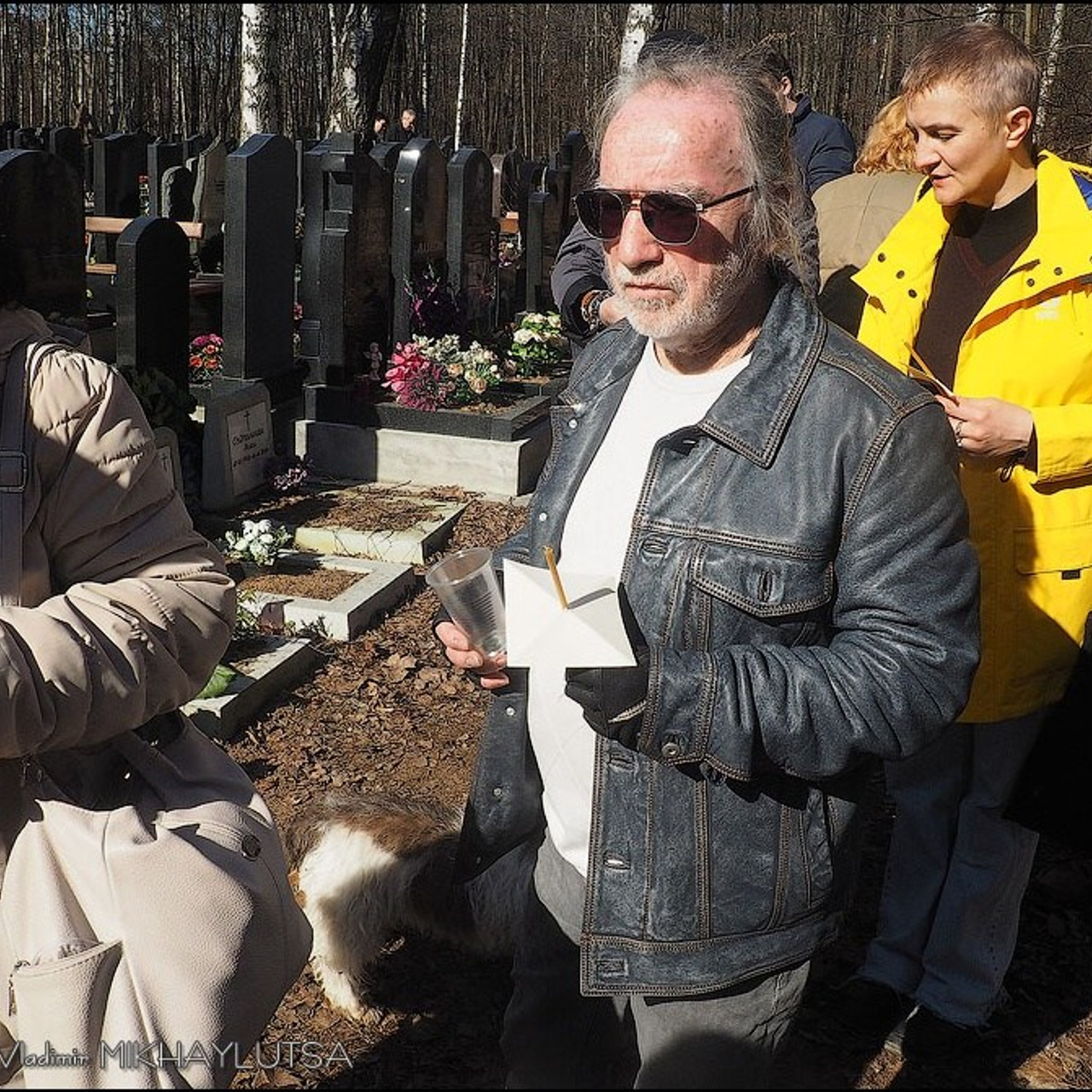 У могилы Валентина Самарина