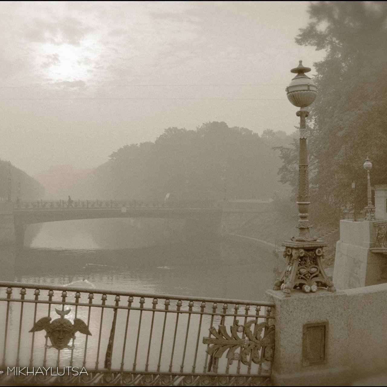 Михайлуца, Вид на реку Мойка и мост в тумане. сепия.