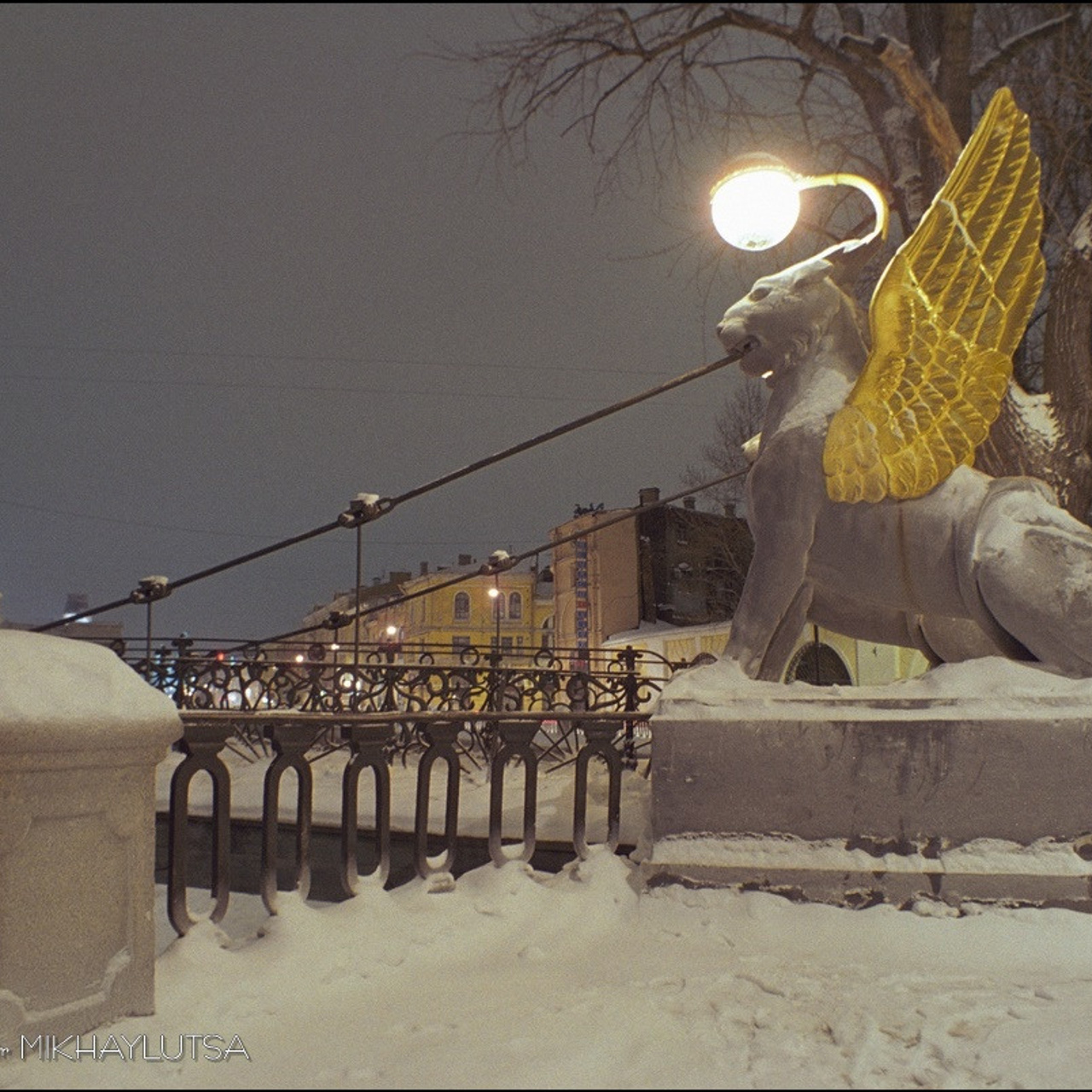 Михайлуца, Вид на Банковский мост зимой ночью.