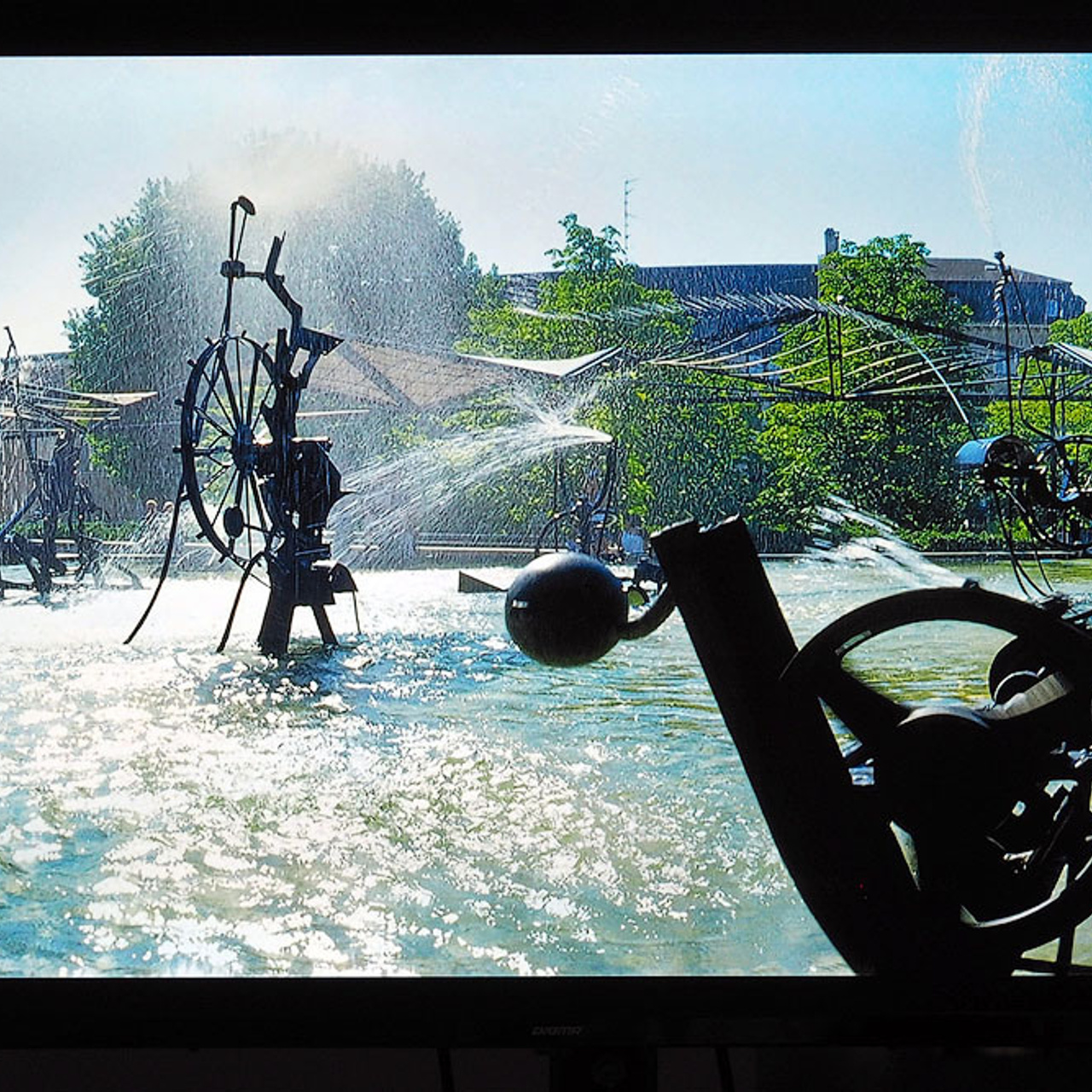 «От монумента до граффити»