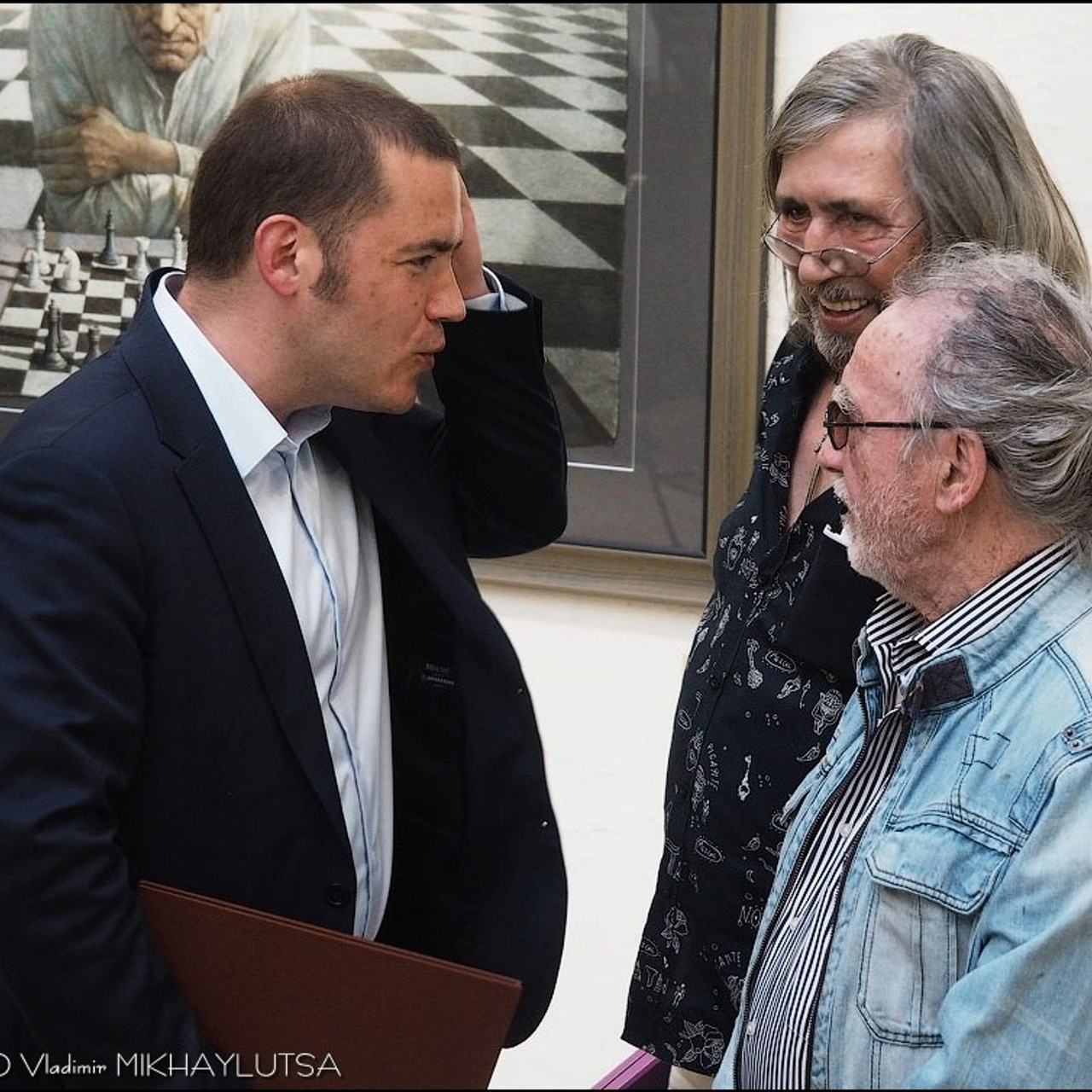 Латиф Казбеков «БУМАЖНЫЕ МИРЫ»