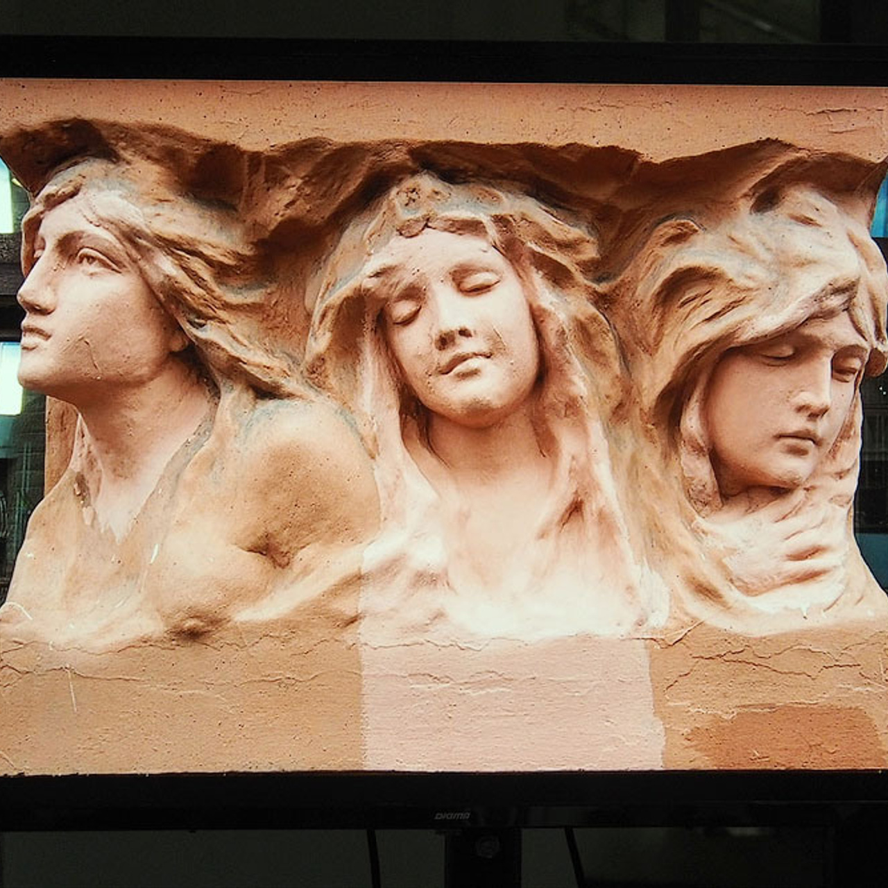 «От монумента до граффити»