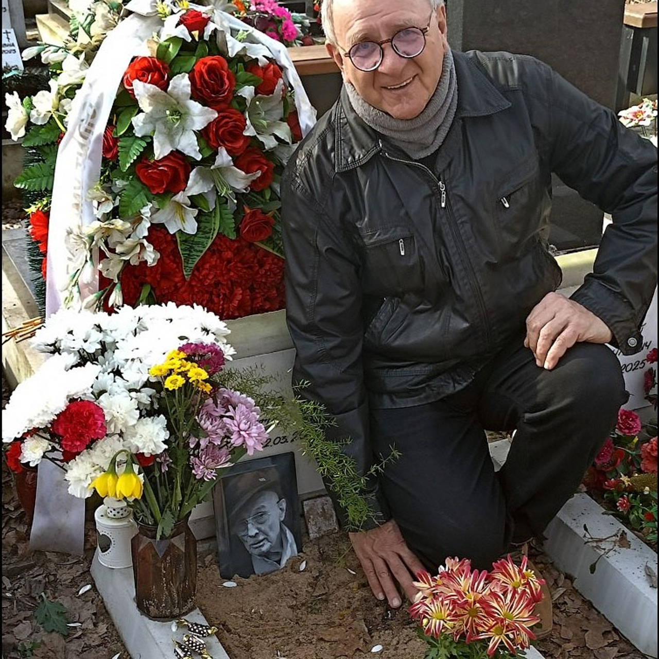 У могилы Валентина Самарина