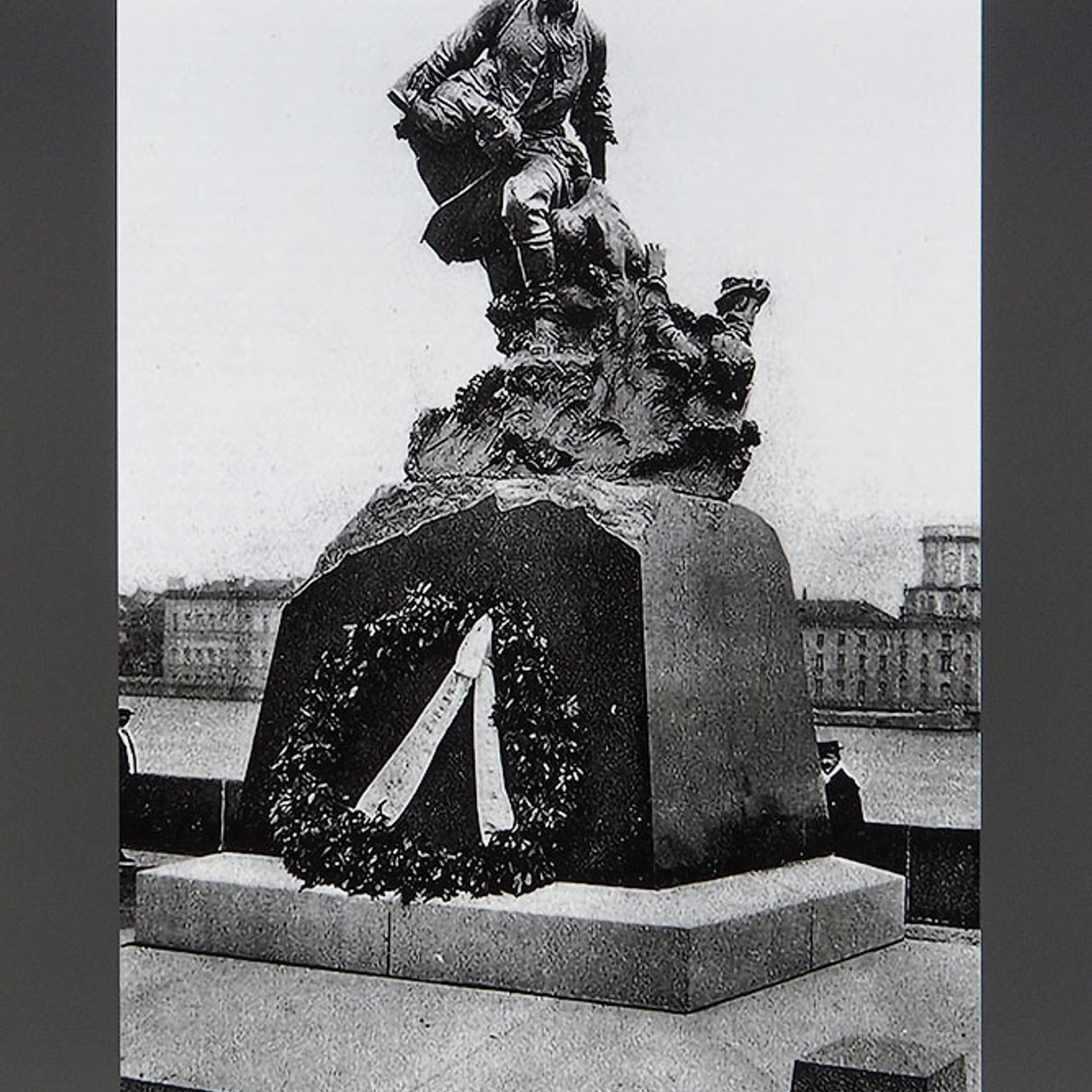 «От монумента до граффити»