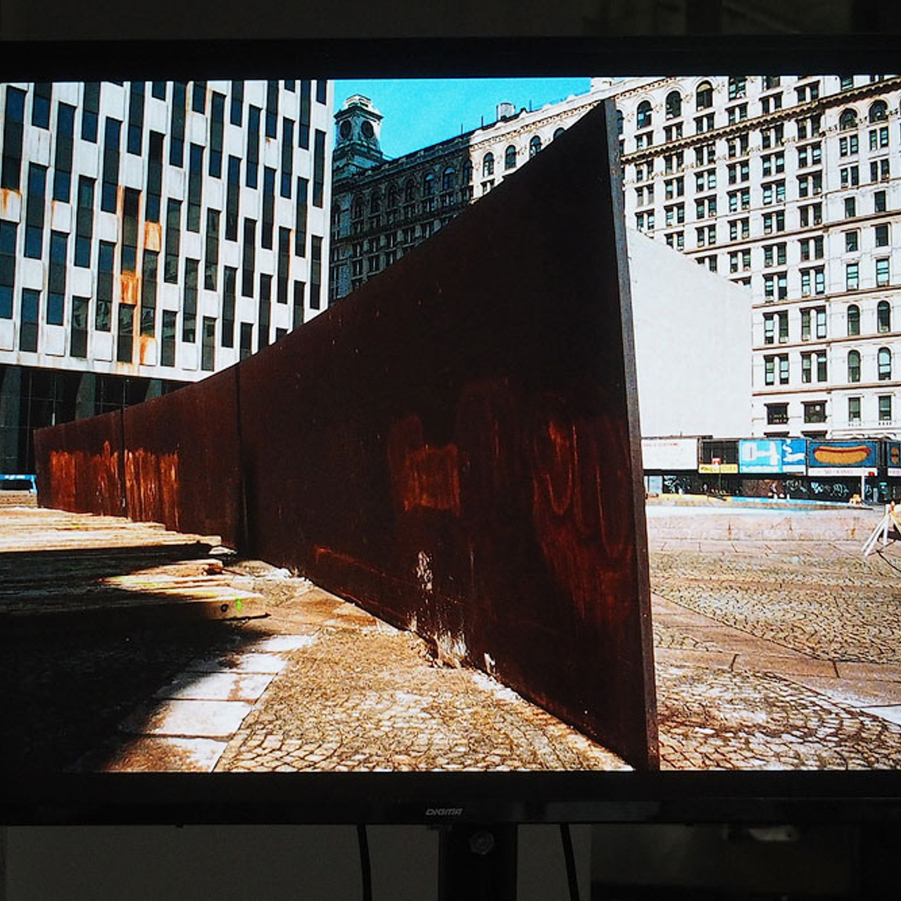 «От монумента до граффити»