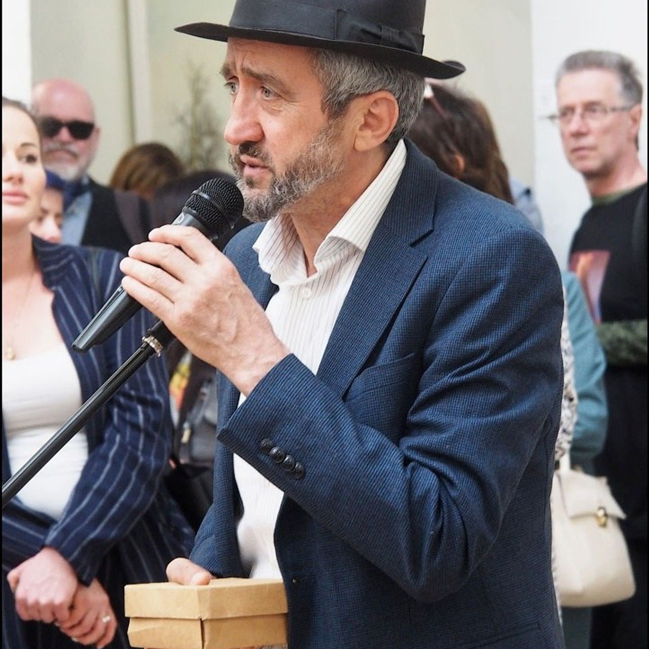 Латиф Казбеков «БУМАЖНЫЕ МИРЫ»