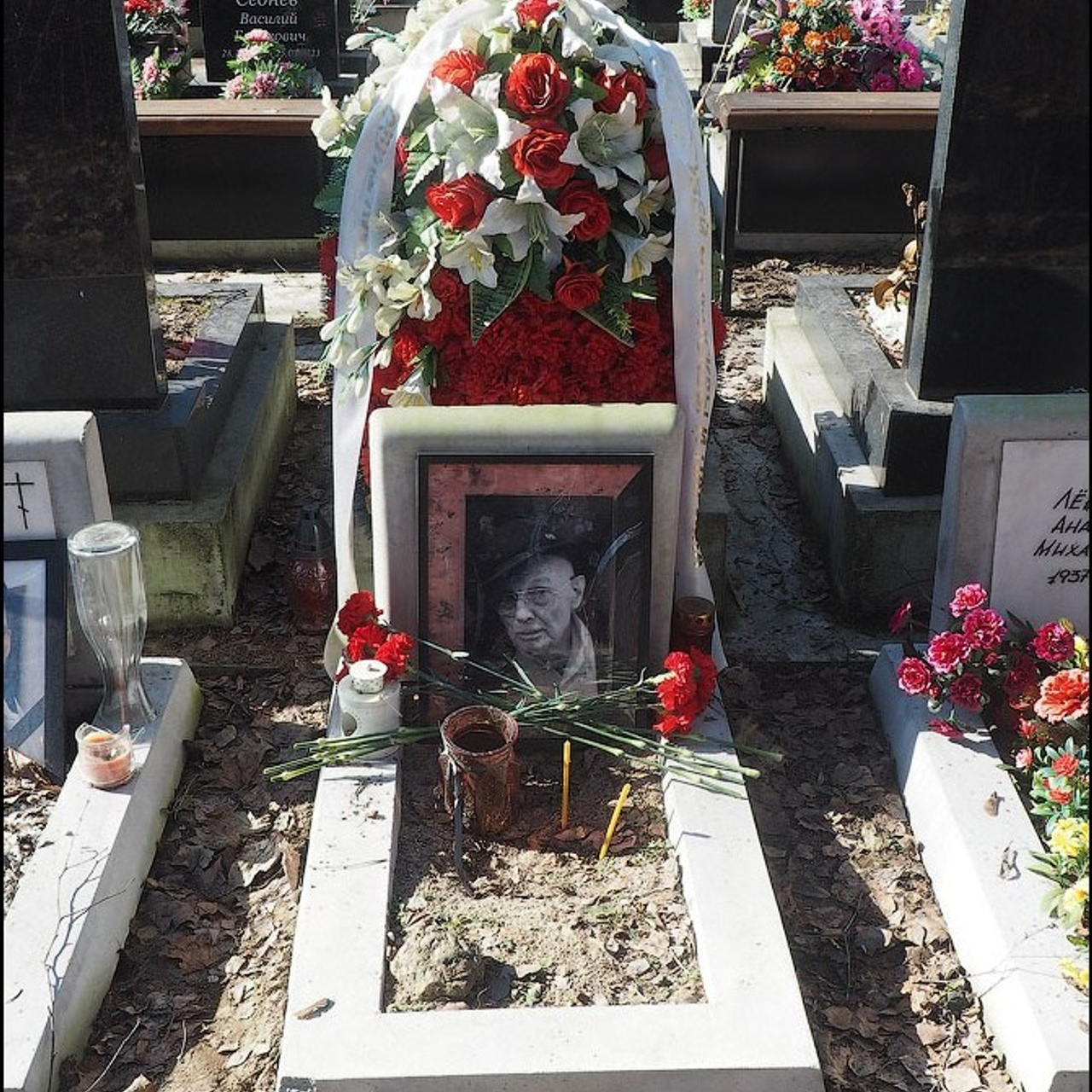 У могилы Валентина Самарина