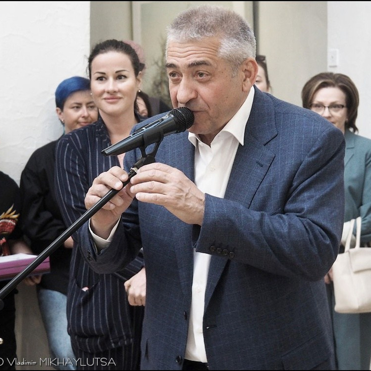 Латиф Казбеков «БУМАЖНЫЕ МИРЫ»