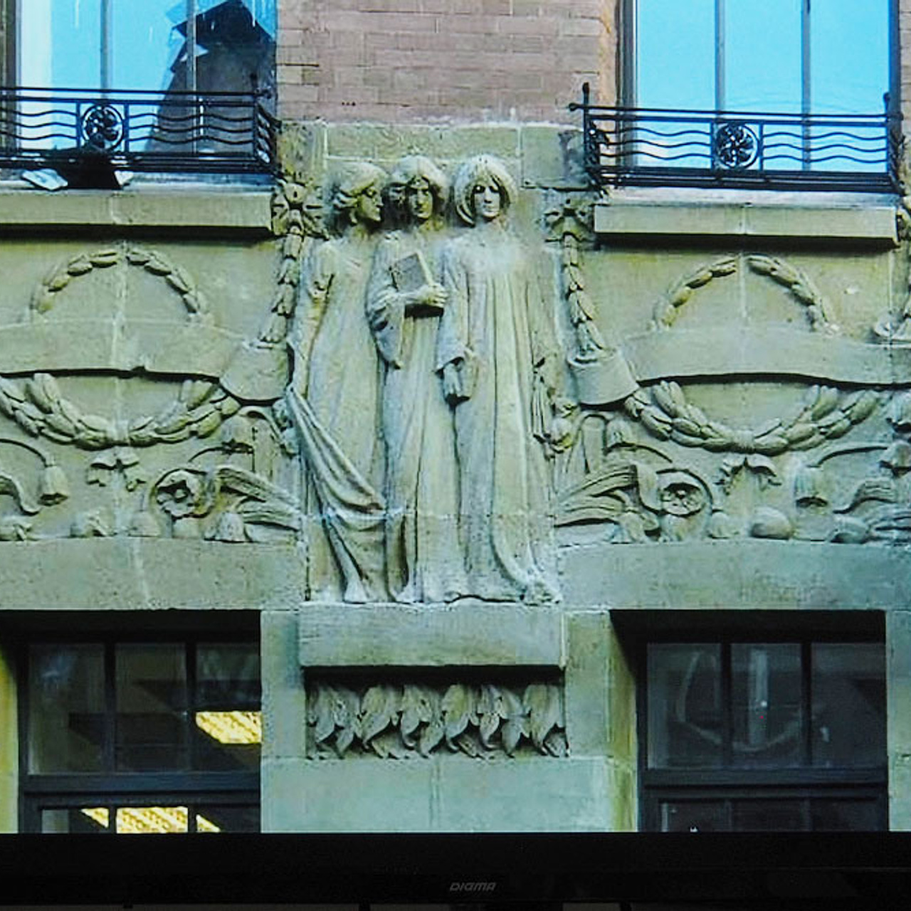 «От монумента до граффити»