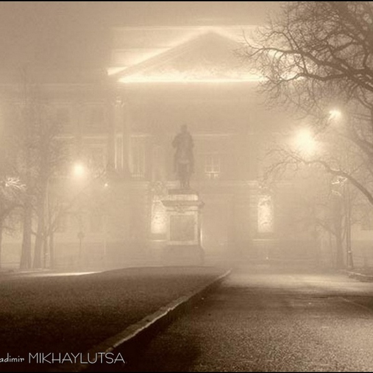 Михайлуца, Фонари и Инженерный замок в тумане. сепия.