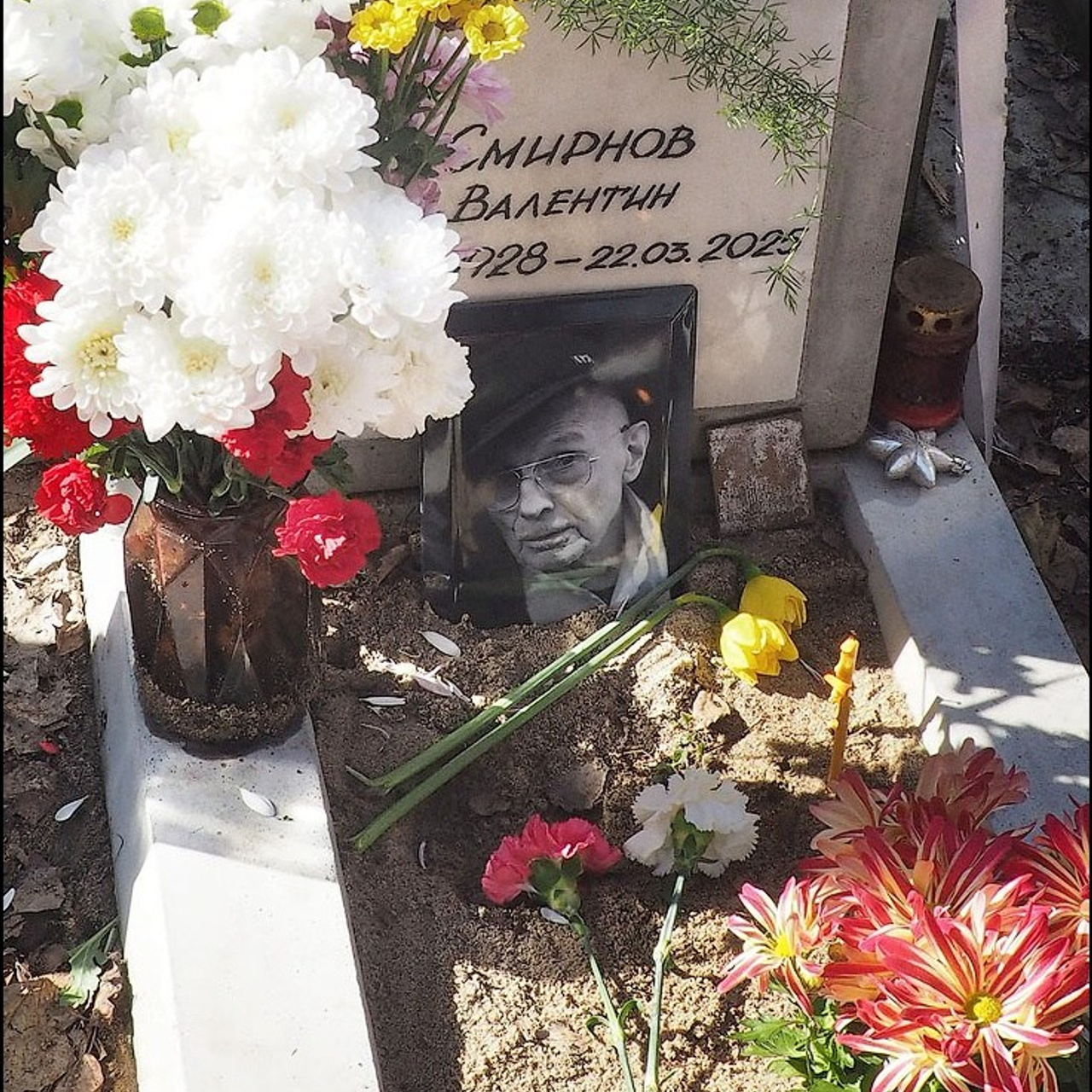 У могилы Валентина Самарина