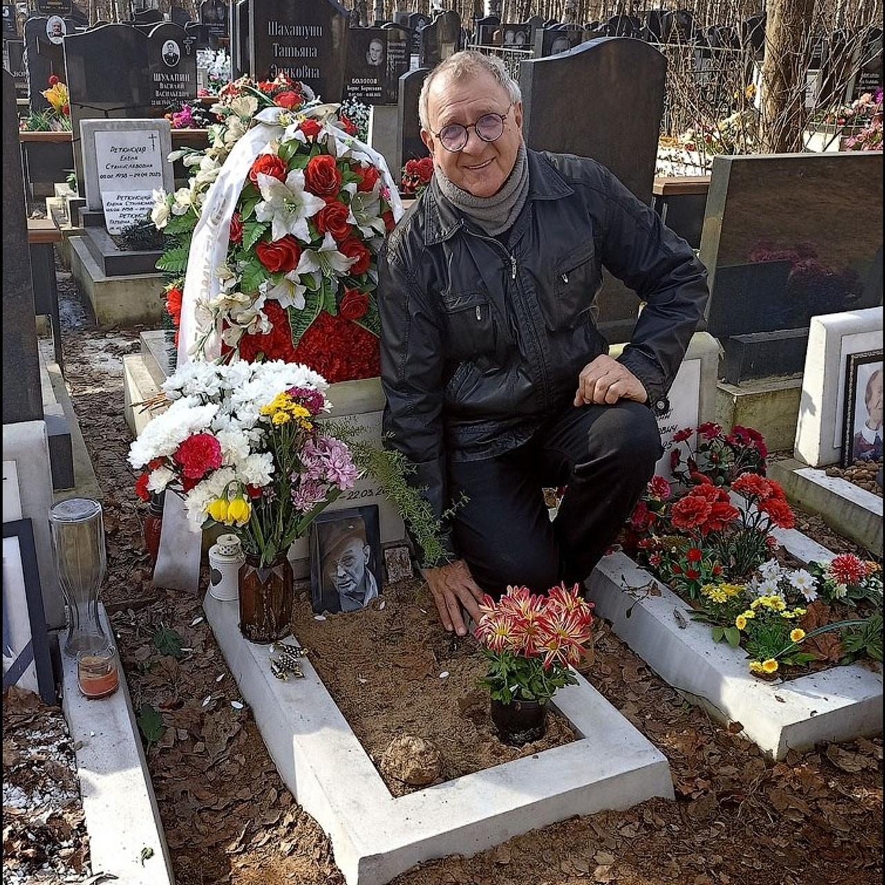 У могилы Валентина Самарина