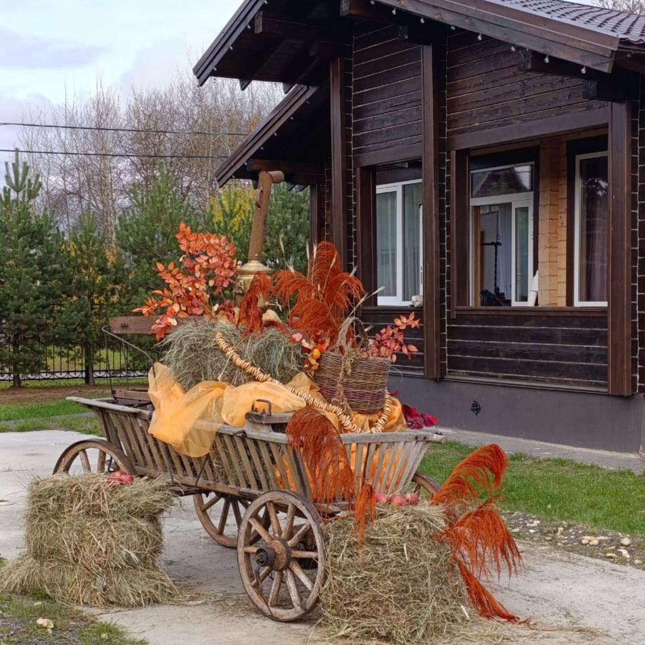 Веранда у озера для свадьбы в эко стиле