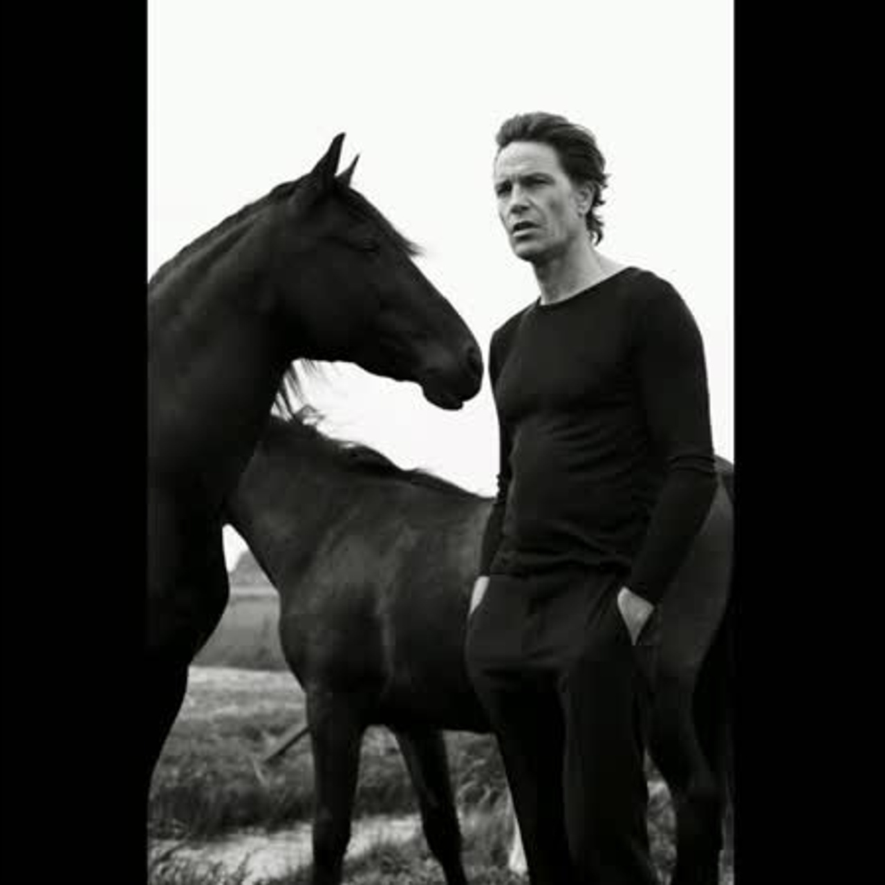 Черный джемпер