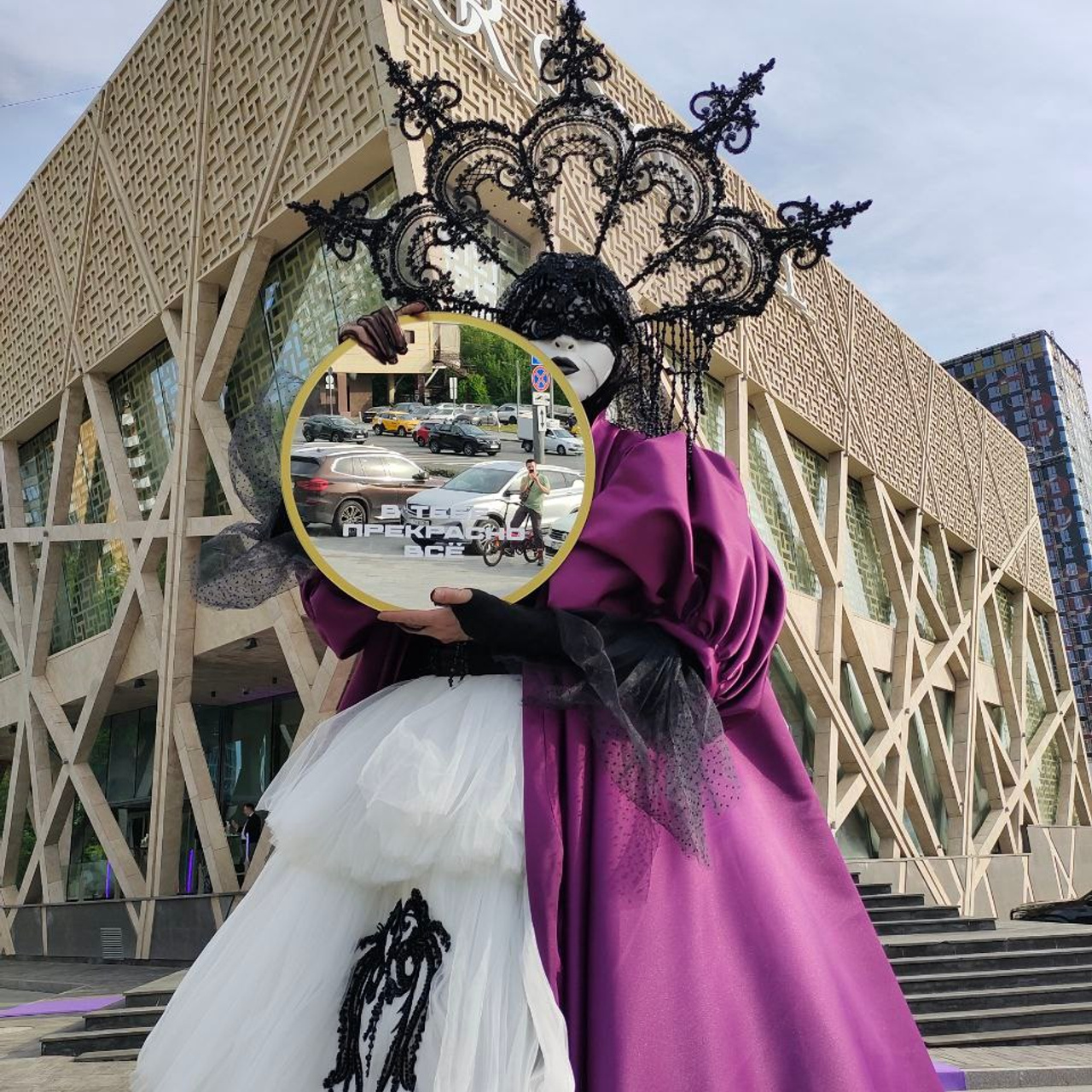 Фото и видео с площадки. Мимы и Ходулисты на встречу гостей. Москва