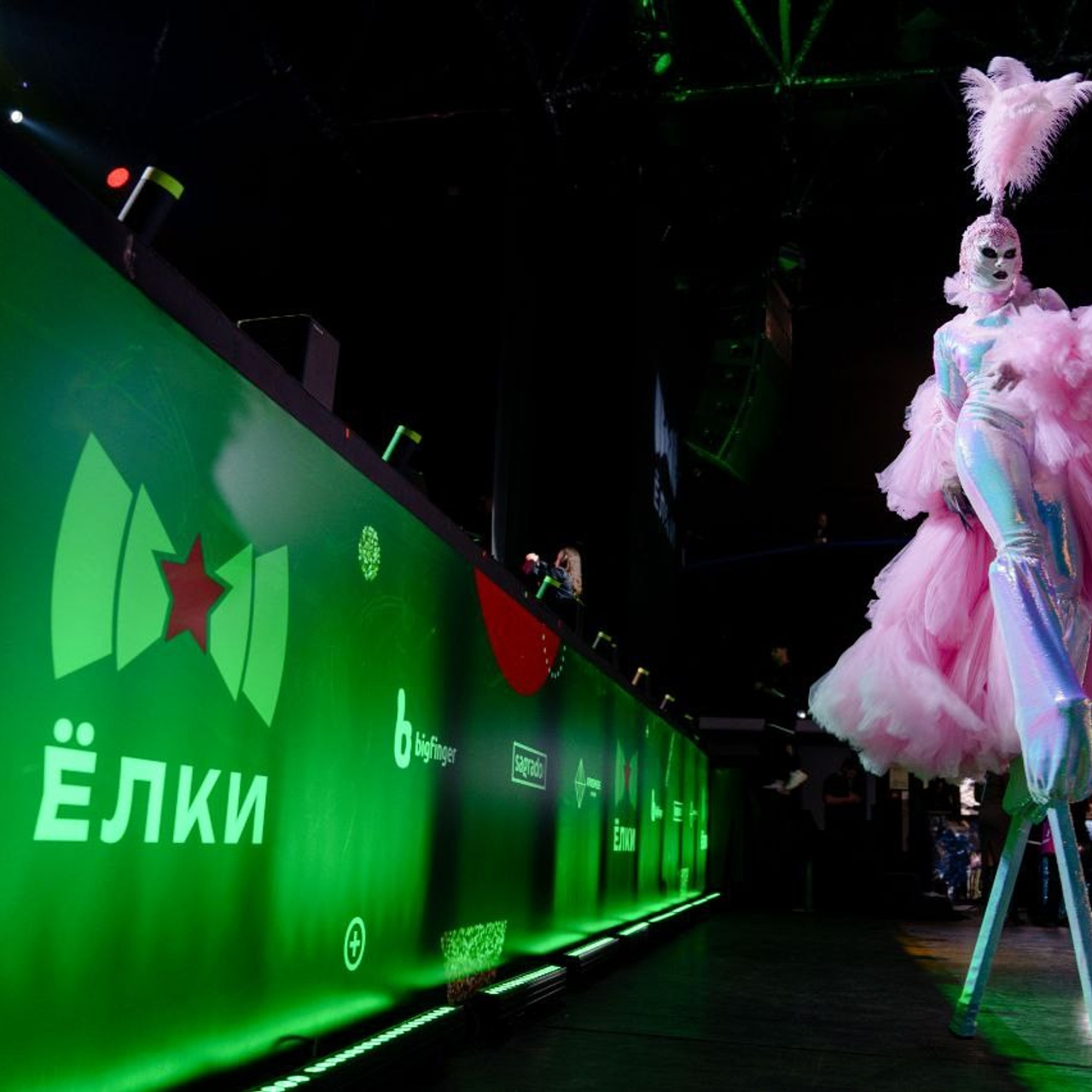 Праздник уже близко!. Мимы и Ходулисты на встречу гостей. Москва