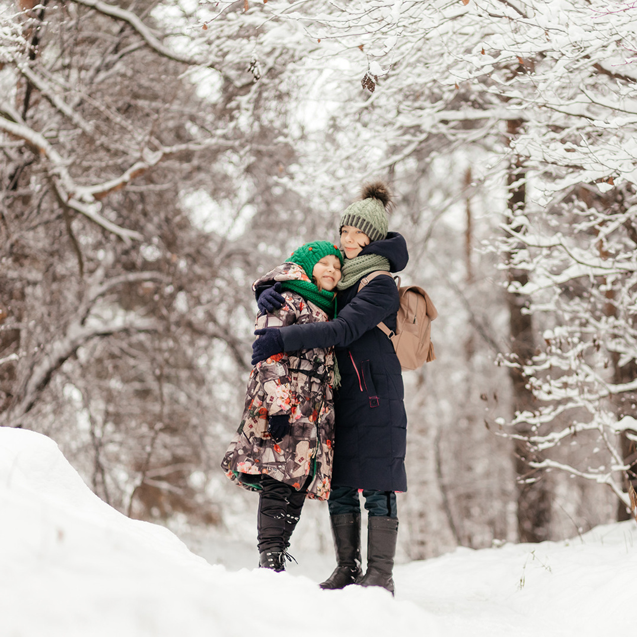 Лес. Сестрички