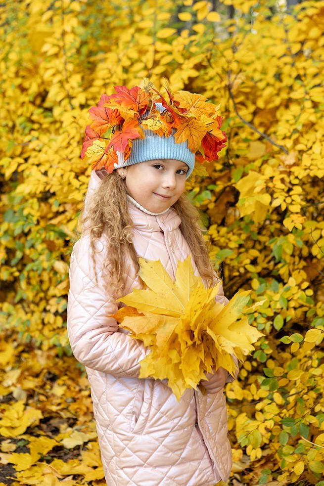 фотосъемка на выпускной альбом для детского сада: портрет девочки в желтой листве